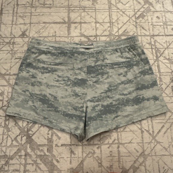 Athleta Farallon Women's Shorts Size XL Color "Fog Camo Coast Gray" NEW - Picture 8 of 10